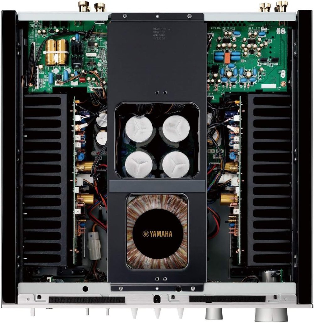 Vue interne de l’amplificateur Hi-Fi Yamaha A-S1200 montrant l’architecture symétrique, le transformateur toroïdal central et les étages d’amplification séparés.