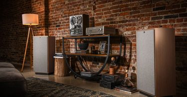 Klipsch dévoile la nouvelle finition en chêne rouge et présente le crossover actif