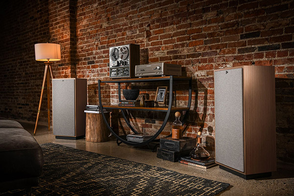 Klipsch dévoile la nouvelle finition en chêne rouge et présente le crossover actif