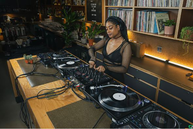 Le mixeur DJ rotatif M2 de Cometa une qualité audiophile pour les passionnés de son