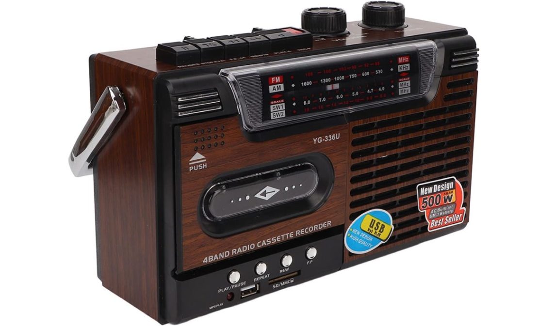 Lecteur De Cassette Stéréo Rouge Isolé Sur Fond Blanc Retour à L