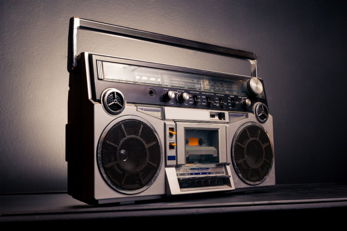 Les années 70 marquent l’apogée des façades argentées, où la Hi-Fi s’affichait fièrement comme un objet technologique et culturel.