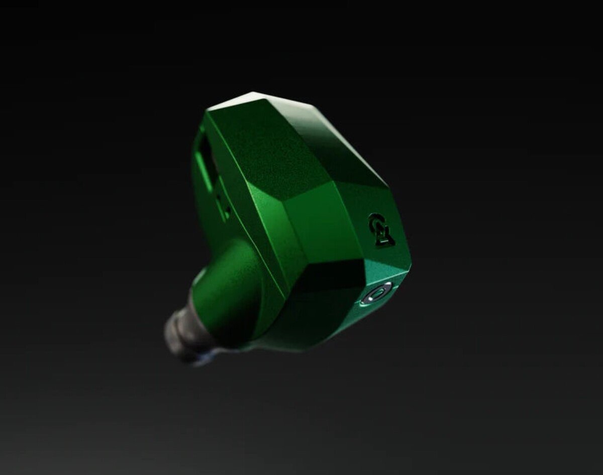 Écouteur intra-auriculaire Campfire Audio Andromeda 10 en gros plan, montrant la coque verte en aluminium et le design facetté.