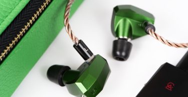 Légende : Les nouveaux intras Campfire Audio Andromeda 10 arborent leur coque iconique en aluminium vert émeraude.