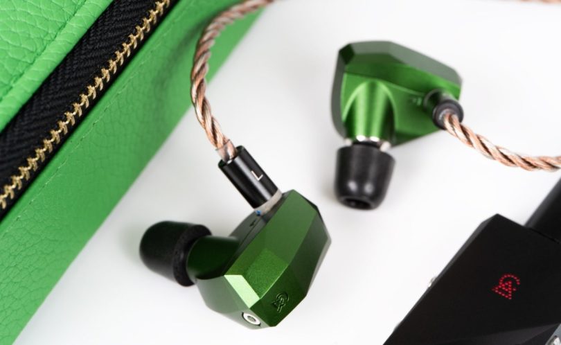 Légende : Les nouveaux intras Campfire Audio Andromeda 10 arborent leur coque iconique en aluminium vert émeraude.