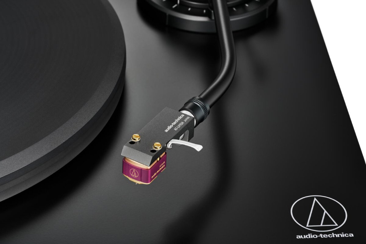 La platine AT-LP7X est livrée avec la cellule AT-VM95E noire pré-montée sur le porte-cellule AT-LT10