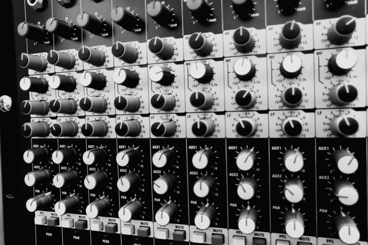 Ensemble de réglages et potentiomètres audio illustrant les différentes philosophies de conception et d’approche dans le monde des amplificateurs Hi-Fi.