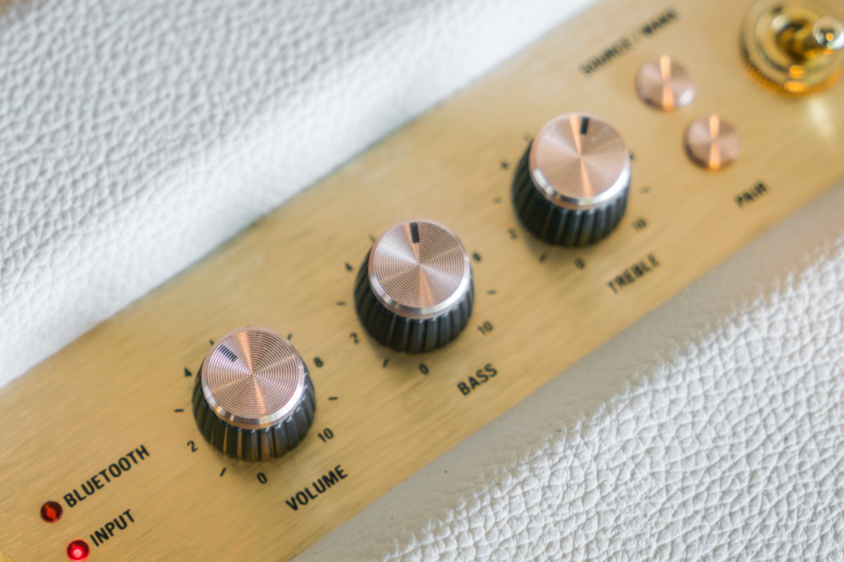 Façade d’amplificateur argentée avec boutons en aluminium brossé, révélant le soin apporté à l’usinage et la dimension haut de gamme de la Hi-Fi.