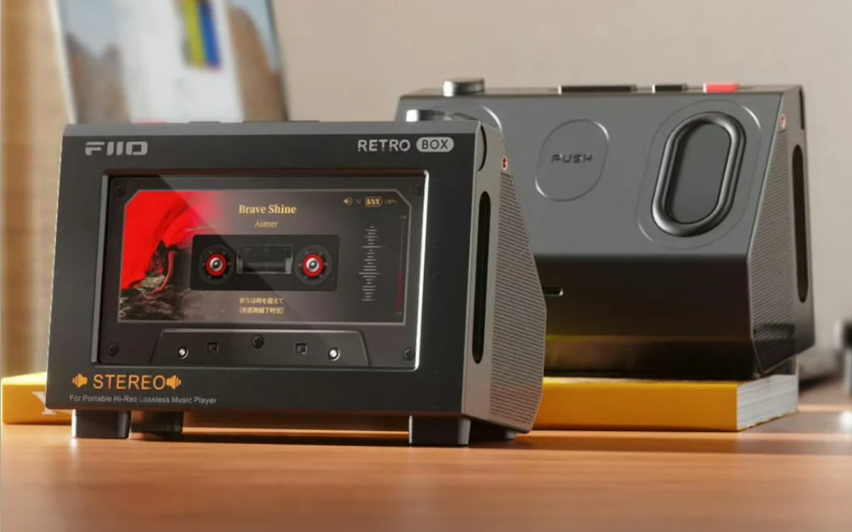 L'enceinte Retro Box transformant le M33 en chaîne Hi-Fi de bureau.