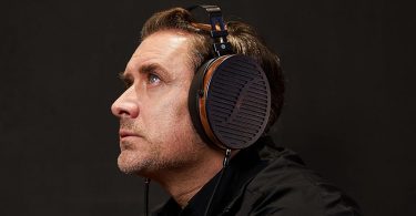 Le Fosi Audio i5 est posé sur un bureau moderne à côté d’un ordinateur portable et d’un amplificateur audio.