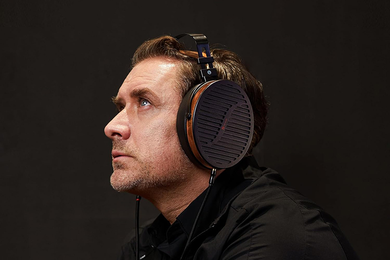 Le Fosi Audio i5 est posé sur un bureau moderne à côté d’un ordinateur portable et d’un amplificateur audio.