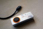 Fosi Audio DS3 Dongle DAC USB-C posé sur bureau moderne avec ordinateur portable.