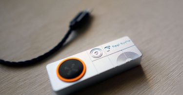 Fosi Audio DS3 Dongle DAC USB-C posé sur bureau moderne avec ordinateur portable.