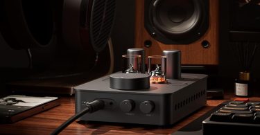 Fosi Audio GR70 placé sur bureau moderne avec casque