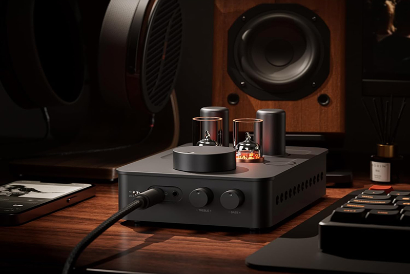 Fosi Audio GR70 placé sur bureau moderne avec casque