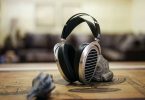 HiFiMAN Ananda-Nano posé sur une table avec accessoires audio environnants