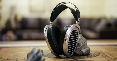 HiFiMAN Ananda-Nano posé sur une table avec accessoires audio environnants