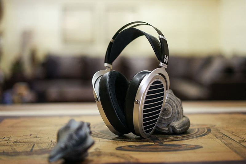 HiFiMAN Ananda-Nano posé sur une table avec accessoires audio environnants