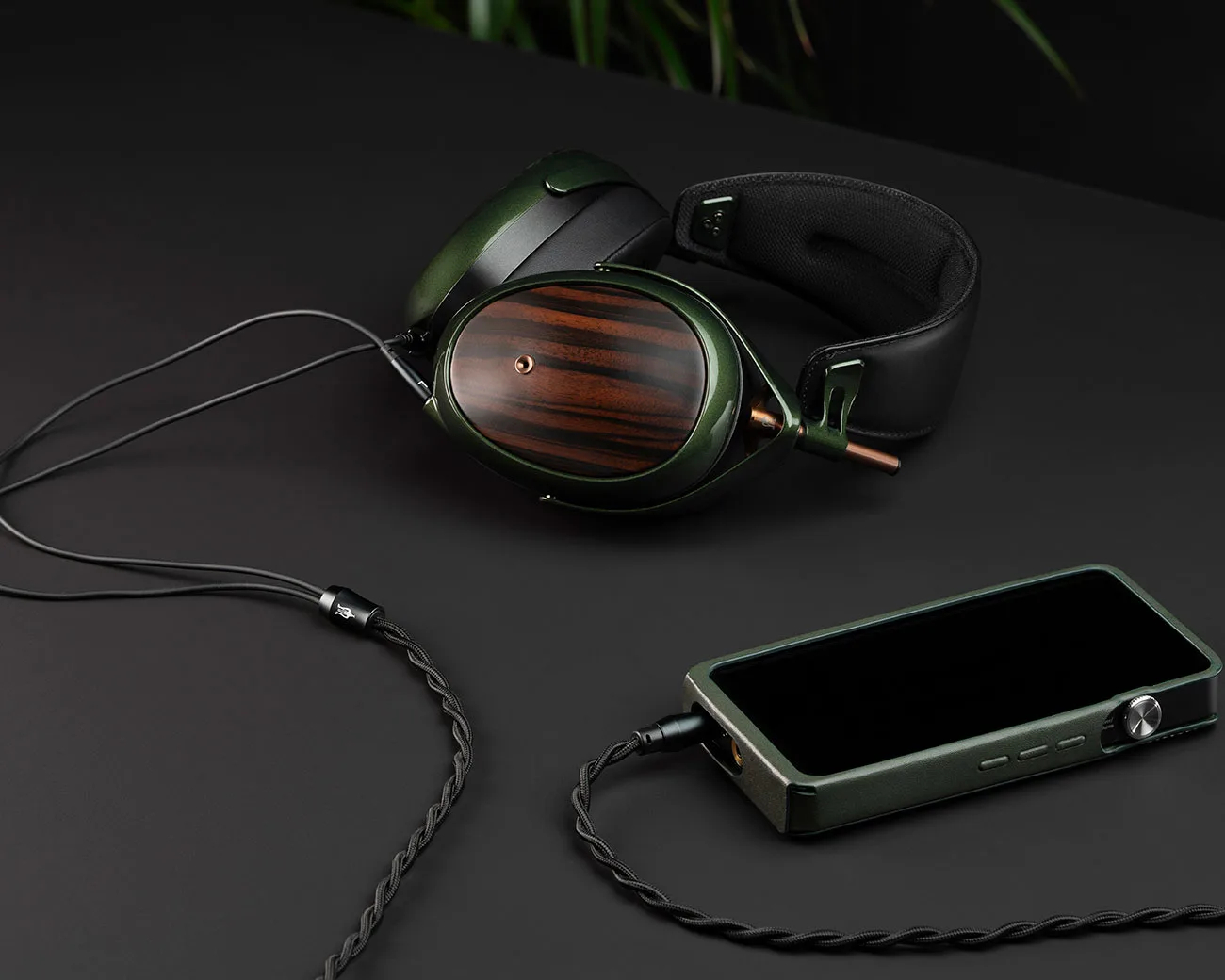 Casque fermé Meze Strada avec coques en ébène de Macassar, châssis en magnésium et lecteur audio portable.