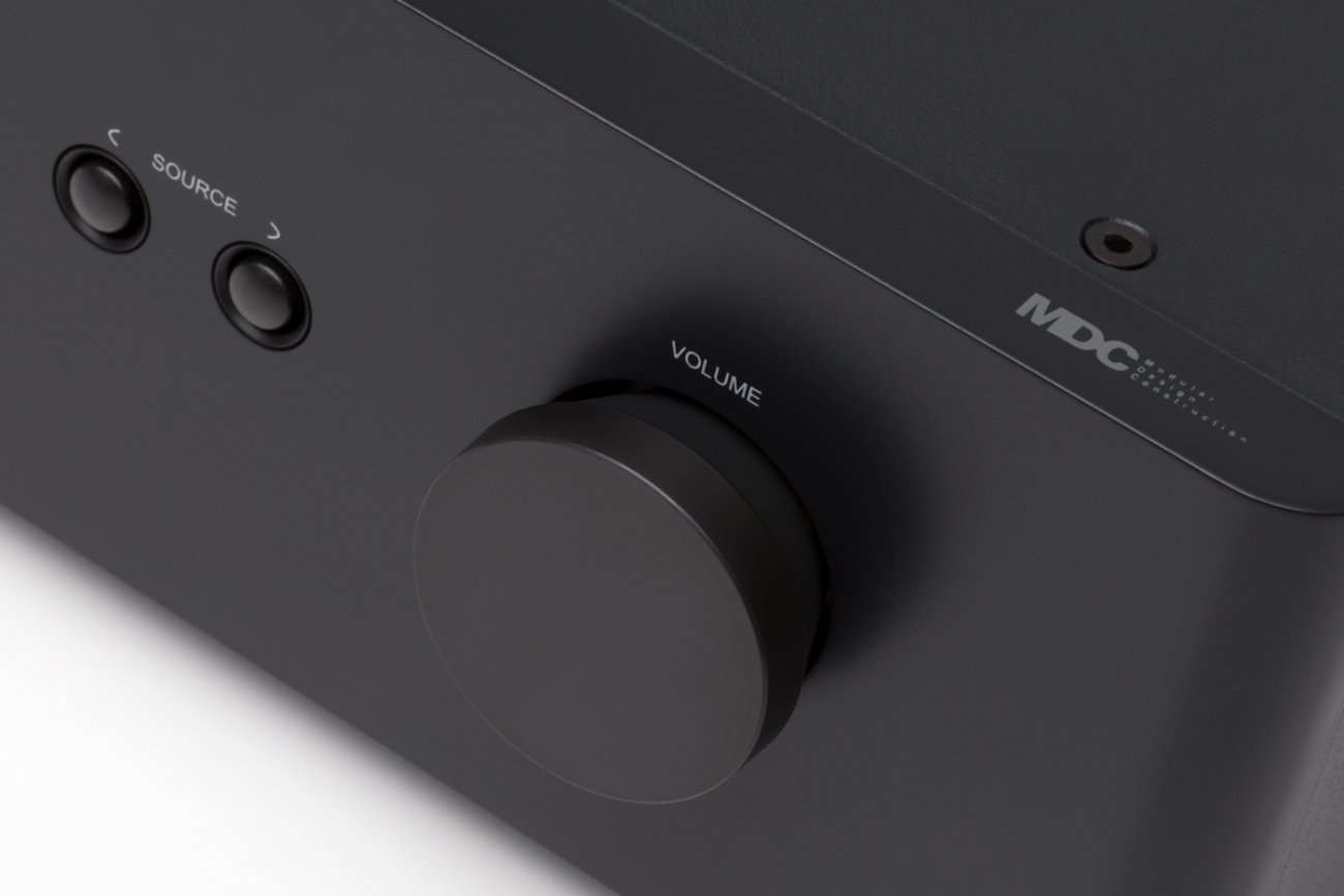 Gros plan sur la façade du NAD C 368 mettant en avant la molette de volume massive, les commandes minimalistes et le design noir mat typique de la philosophie NAD.