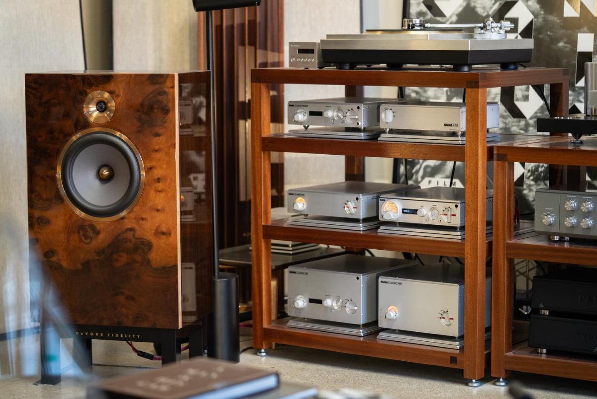 Système Hi-Fi haut de gamme intégrant le préamplificateur Nagra PREAMP II-S, installé sur un meuble audiophile avec électroniques et enceintes de prestige.