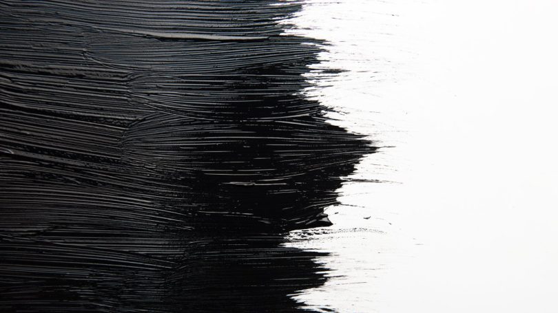 Contraste visuel entre une texture noire profonde et une surface blanche lumineuse, illustrant le débat esthétique noir ou argent en Hi-Fi.