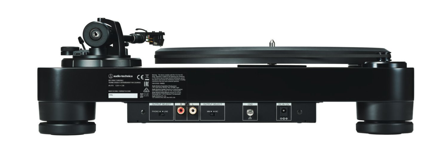 La AT-LP7X intègre un préampli phono commutable compatible avec les cellules MM et MC