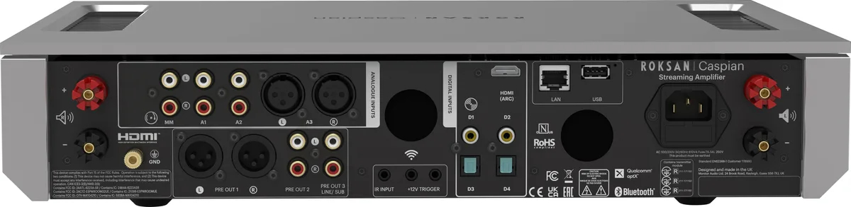 Connectique arrière du Roksan Caspian 4G avec entrées analogiques et numériques, HDMI eARC, Ethernet, USB, Bluetooth et sorties audio complètes.