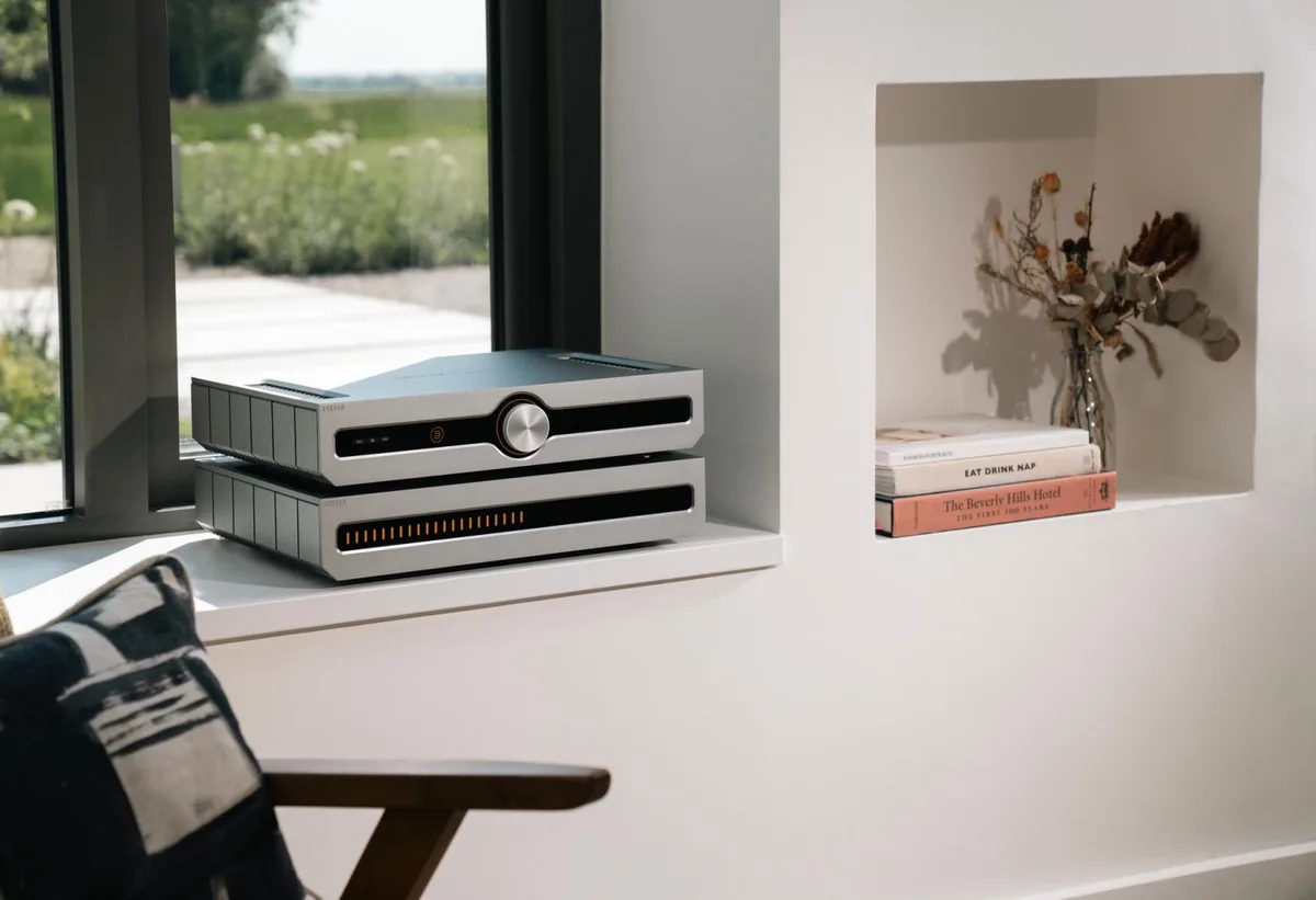 Duo Roksan Caspian 4G préamplificateur streaming et amplificateur de puissance installé dans un intérieur moderne.