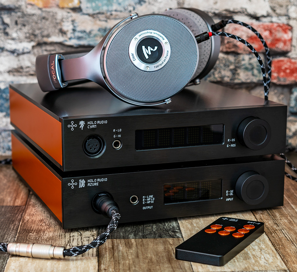 Installation Hi-Fi haut de gamme avec DAC Holo Audio Cyan, ampli casque et casque Focal Clear sur un bureau.
