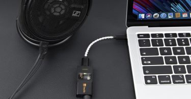 TempoTec Sonata BHD Pro posé sur un bureau avec ordinateur et casque audio