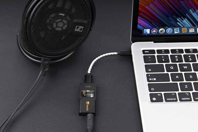 TempoTec Sonata BHD Pro posé sur un bureau avec ordinateur et casque audio