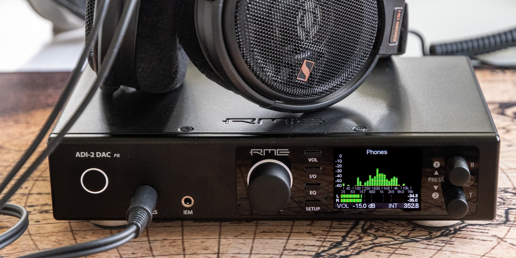 Thierry de dacaudiousb testant des convertisseurs DAC audio USB