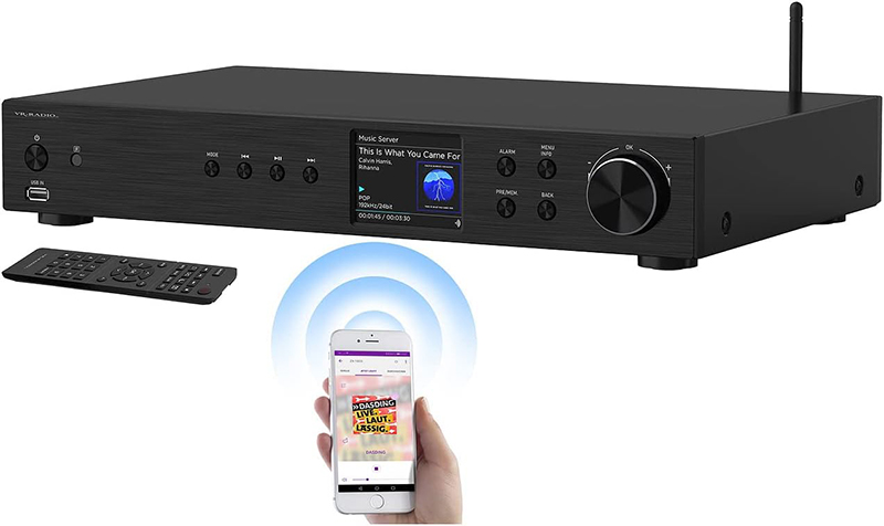 Le VR-Radio IRS-70 HiFi en fonctionnement, accompagné de sa télécommande et contrôlé depuis un smartphone pour le streaming audio sans fil.