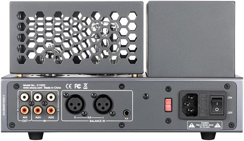 Arrière du xDuoo TA-20 Plus avec ports d’entrée et sortie câbles