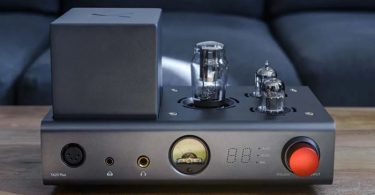 xDuoo TA-20 Plus posé sur un bureau audio avec casque