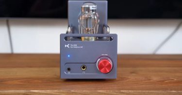 xDuoo TA-26S posé sur une table dans un salon moderne