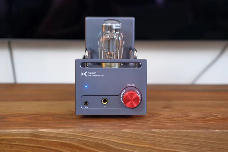 xDuoo TA-26S posé sur une table dans un salon moderne