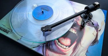 Platine vinyle Pro-Ject édition limitée Scorpions avec disque transparent en lecture sur la pochette de l’album