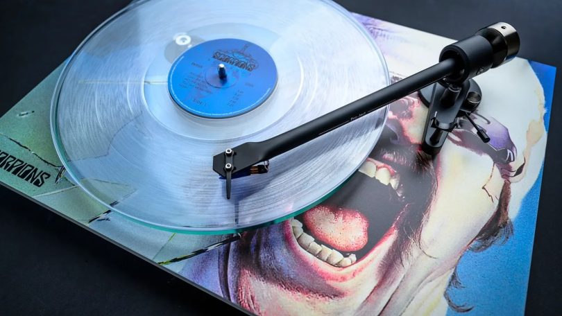 Platine vinyle Pro-Ject édition limitée Scorpions avec disque transparent en lecture sur la pochette de l’album