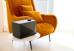 L'enceinte Acro BE100 posée sur une table en extérieur