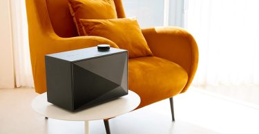 L'enceinte Acro BE100 posée sur une table en extérieur