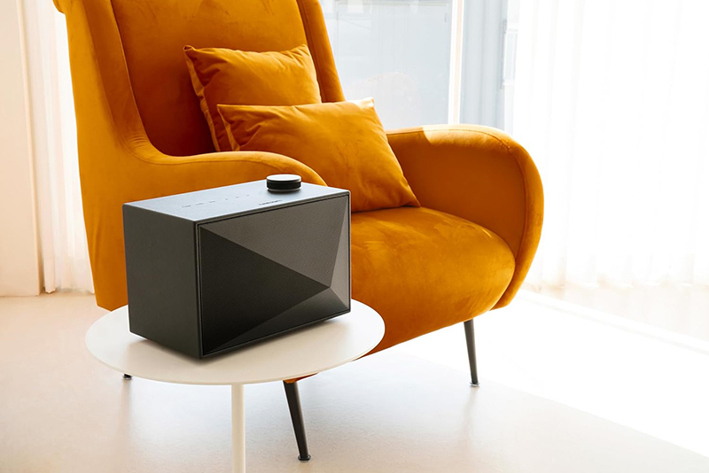 L'enceinte Acro BE100 posée sur une table en extérieur