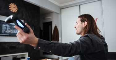 AIYIMA A08Pro posé sur une table avec casque audio et amplificateur.