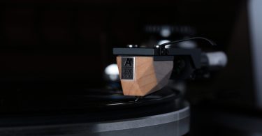 Cartouche phono Analog Relax EX500 montée sur bras de lecture lors de la lecture d’un disque vinyle