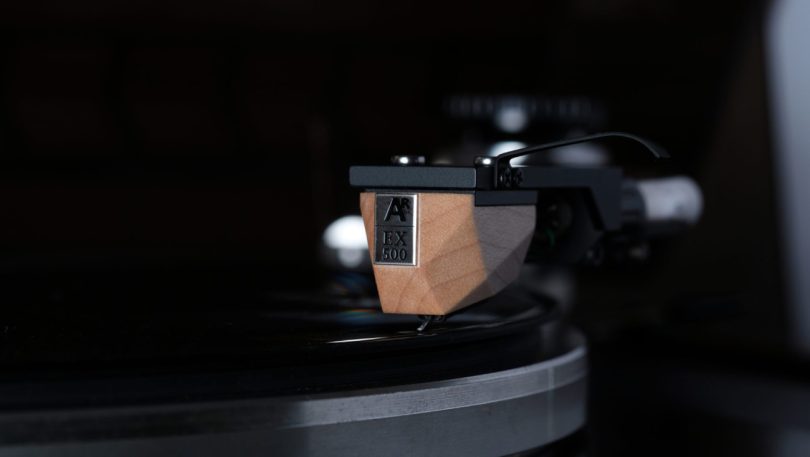 Cartouche phono Analog Relax EX500 montée sur bras de lecture lors de la lecture d’un disque vinyle