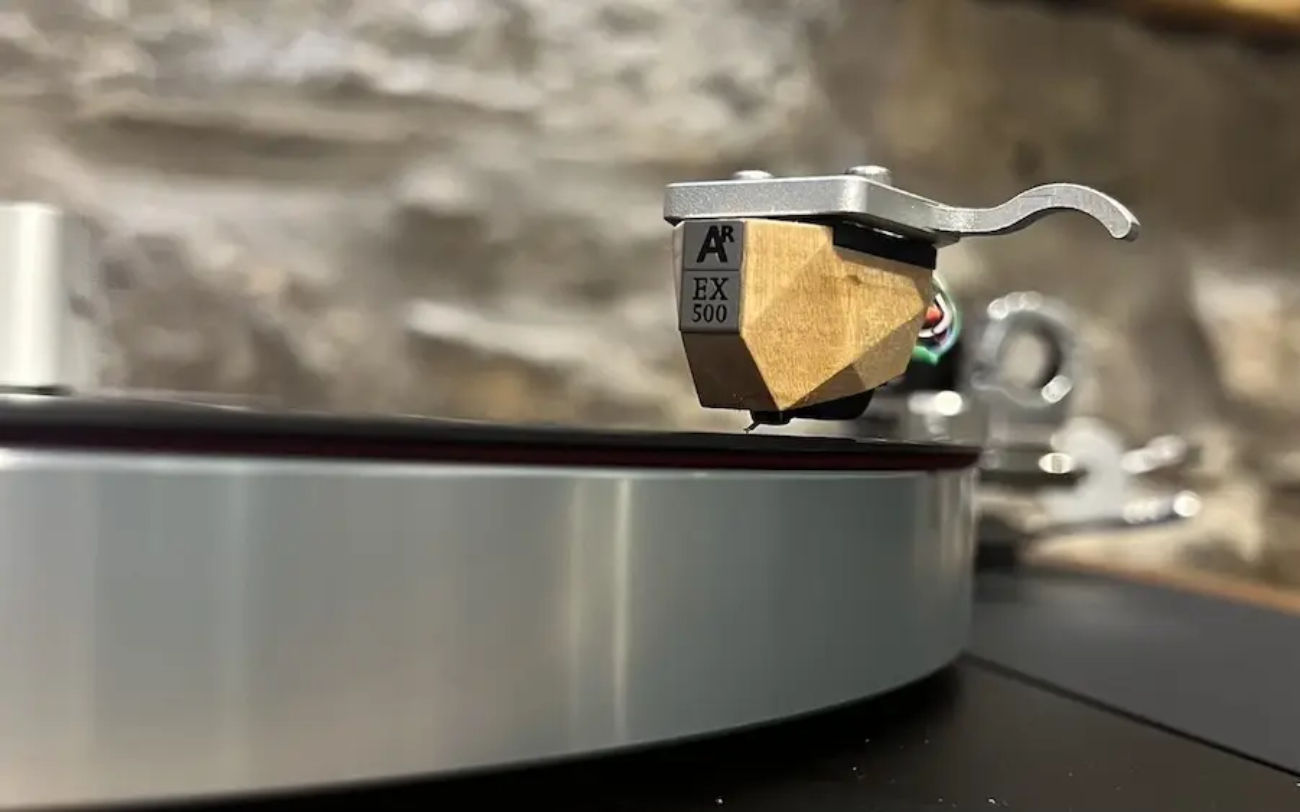 Cartouche phono Analog Relax EX500 installée sur platine vinyle lors d’un test d’écoute