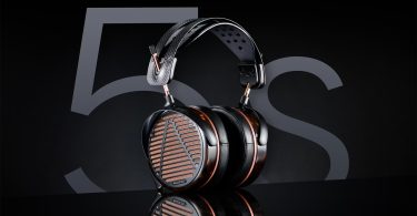 Casque planaire Audeze LCD-5s avec technologie SLAM présenté sur visuel studio noir