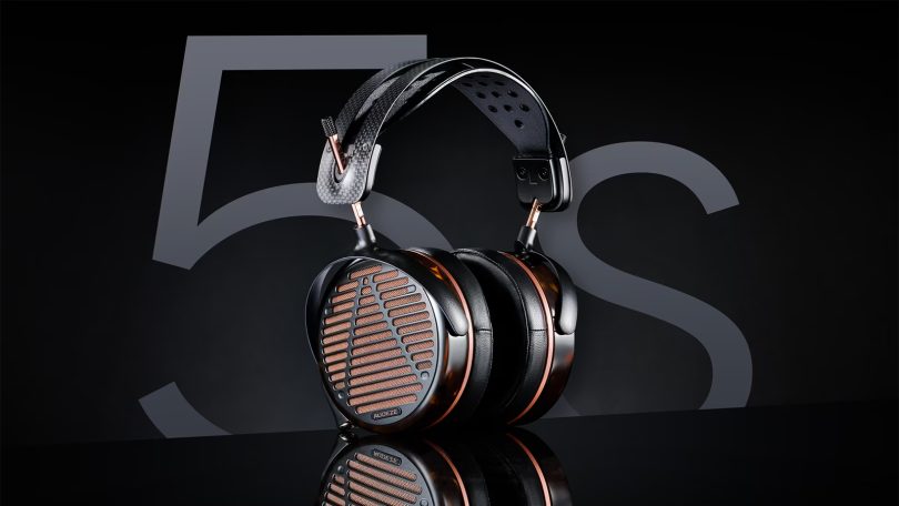 Casque planaire Audeze LCD-5s avec technologie SLAM présenté sur visuel studio noir