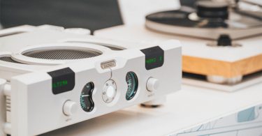 Préampli phono Chord ULTIMA PHONOSTAGE présenté en démonstration avec platine vinyle en arrière-plan